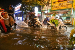 Ảnh: Mưa xối xả hơn 30 phút, nhiều tuyến đường ở Sài Gòn ngập như sông, hàng quán đóng cửa sớm - Ảnh 12.