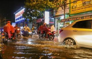 Ảnh: Mưa xối xả hơn 30 phút, nhiều tuyến đường ở Sài Gòn ngập như sông, hàng quán đóng cửa sớm - Ảnh 7.