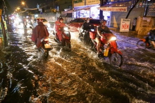 Ảnh: Mưa xối xả hơn 30 phút, nhiều tuyến đường ở Sài Gòn ngập như sông, hàng quán đóng cửa sớm - Ảnh 9.