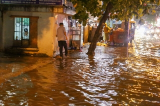 Ảnh: Mưa xối xả hơn 30 phút, nhiều tuyến đường ở Sài Gòn ngập như sông, hàng quán đóng cửa sớm - Ảnh 11.