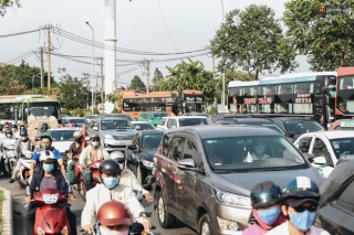 Ảnh: Người dân từ thành phố đổ về quê nghỉ lễ, các bến xe Hà Nội và Sài Gòn đông đúc sau thời gian giãn cách xã hội - Ảnh 24.