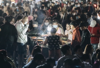 Chùm ảnh: Chợ đêm Đà Lạt không còn chỗ trống, khách du lịch ngồi la liệt từ trong ra ngoài để ăn uống dịp nghỉ lễ - Ảnh 4.