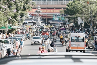 Ngày thứ 3 dịp nghỉ lễ ở Đà Lạt: Vừa ra đường đi chơi, du khách đã nếm mùi kẹt xe nguyên cả buổi sáng - Ảnh 1.