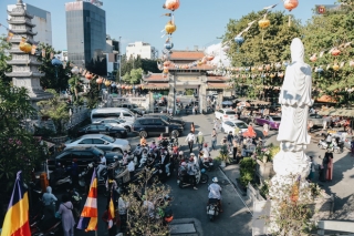 Người Sài Gòn đeo khẩu trang đi chùa thắp hương, cầu nguyện mừng đại lễ Phật đản 2020 - Ảnh 1.