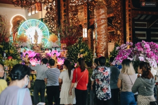 Người Sài Gòn đeo khẩu trang đi chùa thắp hương, cầu nguyện mừng đại lễ Phật đản 2020 - Ảnh 12.