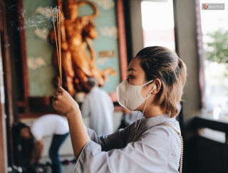 Người Sài Gòn đeo khẩu trang đi chùa thắp hương, cầu nguyện mừng đại lễ Phật đản 2020 - Ảnh 13.