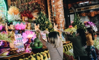 Người Sài Gòn đeo khẩu trang đi chùa thắp hương, cầu nguyện mừng đại lễ Phật đản 2020 - Ảnh 14.