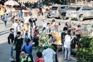 Người Sài Gòn đeo khẩu trang đi chùa thắp hương, cầu nguyện mừng đại lễ Phật đản 2020 - Ảnh 11.