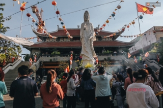 Người Sài Gòn đeo khẩu trang đi chùa thắp hương, cầu nguyện mừng đại lễ Phật đản 2020 - Ảnh 5.