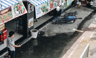 Trời nóng hừng hực 37 độ C, người Sài Gòn ra công viên nằm ngủ la liệt - Ảnh 5.