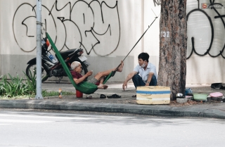 Trời nóng hừng hực 37 độ C, người Sài Gòn ra công viên nằm ngủ la liệt - Ảnh 13.