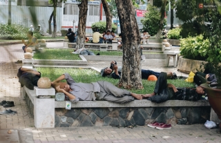 Trời nóng hừng hực 37 độ C, người Sài Gòn ra công viên nằm ngủ la liệt - Ảnh 14.