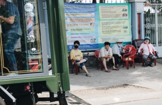 Độc đáo xe cắt tóc lưu động tiền tỷ ở Sài Gòn, khách chỉ cần trả phí bằng... nụ cười tươi - Ảnh 5.