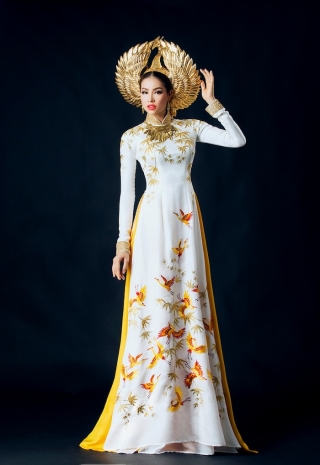 Bộ áo dài trắng ấn tượng của Phạm Hương tại Miss Universe 2015.