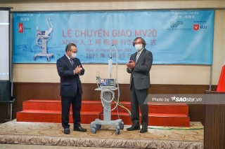 Ông Vũ Hồng Nam (trái) – Đại sứ đặc mệnh toàn quyền Việt Nam tại Nhật Bản nhận bàn giao máy thở MV20 từ ông Trần Ngọc Phúc.