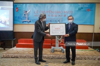 Đại diện Đại sứ đặc mệnh toàn quyền Việt Nam tại Nhật Bản thay mặt hai nhà đầu tư tài trợ nhận 2 máy thở đầu tiên từ ông Trần Ngọc Phúc – Người Nhật gốc Việt – nhà sáng lập kiêm chủ tịch Công ty Metran.