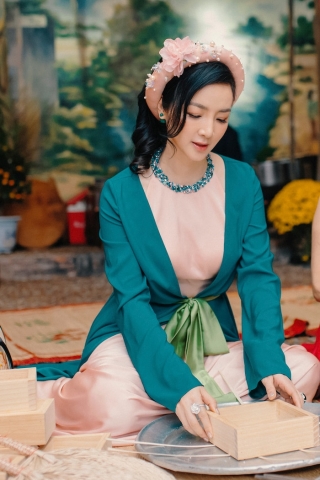Vũ Thu Phương cùng dàn Hoa hậu H’Hen Niê, Khánh Vân dịu dàng trong tà áo tứ thân du xuân ảnh 6