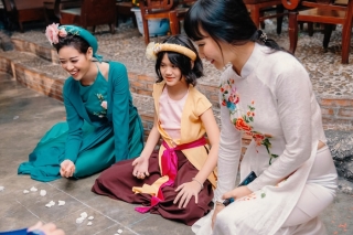 Vũ Thu Phương cùng dàn Hoa hậu H’Hen Niê, Khánh Vân dịu dàng trong tà áo tứ thân du xuân ảnh 8