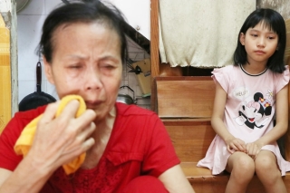 Bà Ly liên tục gạt nước mắt khi kể về hoàn cảnh của mình. 10 tuổi nhưng bé Vy chưa được đến trường.