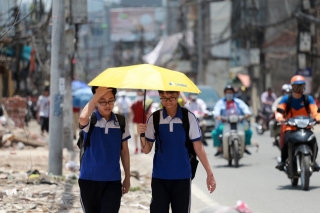 Bệnh nhi vui vẻ khi nhận được món quà đặc biệt. Trong ảnh là một tình nguyện viên đóng giả “siêu anh hùng” là bác sĩ có cánh với mong muốn lan toả những điều tốt đẹp từ các bác sĩ.