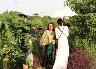 “Nếu khách chờ được thì có hôm 21-22h đêm mới nghỉ. Gói chụp đêm công phu bao giờ cũng đắt hơn với mức giá khoảng 1,5-2 triệu. Còn chụp thường thì khoảng 500 nghìn đồng tuỳ sự lựa chọn của các chị em”, anh Sơn chia sẻ.