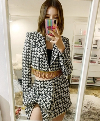 Fashion blogger Irene Kim chọn áo croptop cùng chân váy xẻ cao, có hoạ tiết nơ cách điệu giúp tôn lên đôi chân dài miên man.