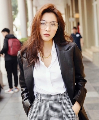 Hà Tăng là trường hợp cá biệt khi chọn kiểu quần thụng, mix cùng chemise trắng kèm vest da độc đáo.