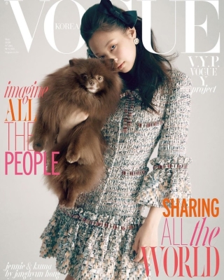 Mới đây, “thánh sống Chanel” lại được vinh dự chụp bìa solo riêng trên Vogue Korea số tháng 5 cùng chú cún cưng của mình, điều này khiến ai nấy nhìn vào không khỏi ganh tỵ vì sự ưu đãi của tờ báo này dành cho idol nhà YG