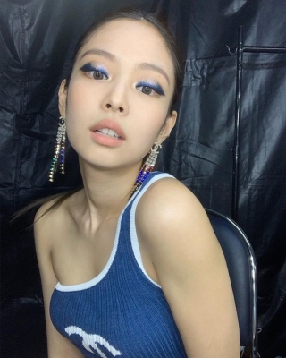 Thậm chí tone makeup eyeliner sắc xanh dương hay xanh lá mà Jennie được tô điểm trên gương mặt cũng được nhiều ca sĩ, diễn viên hay blogger bắt chước theo
