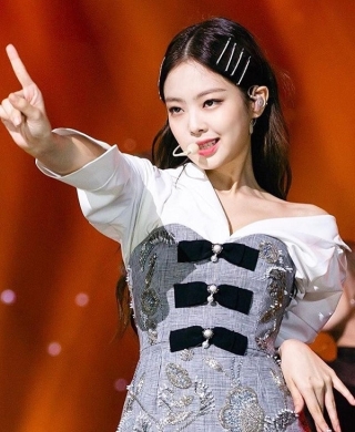 Tầm ảnh hưởng, độ nổi tiếng của nhóm nhạc nữ nhà YG trong làng thời trang không hề nhỏ khi xu hướng kẹp mái tóc mà Jennie “lăng xê” trên sân khấu trở thành hot trend vào năm 2018