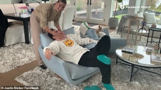 Justin Bieber nằm trên ghế sofa để vợ thực hiện các bước “trị liệu” da mặt