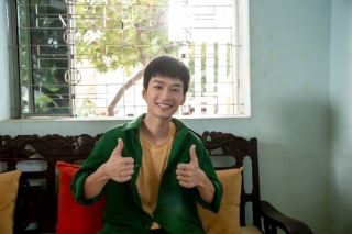 Trần Nghĩa đang quay phim ngoài Hà Nội cũng tranh thủ bay vào Tp.HCM quay MV rồi lại quay trở ra.