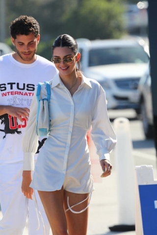 Chân dài triệu đô Kendall Jenner tỏa sáng trên phố trong kiểu áo sơ mi “giấu quần” thắt dây hai bên áo. Có thể thấy dáng áo này rất hợp với không khí mùa hè, thoải mái mặc đi biển, dạo phố kể cả đi tiệc cũng đẹp hết nấc nếu biết cách phối với phụ kiện