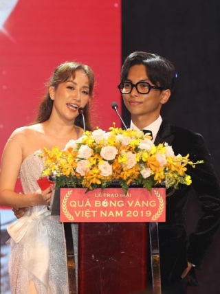 Khánh Thi, Phan Hiển trao giải tại 'Quả Bóng Vàng'