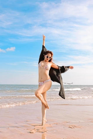 ‘Gái hai con’ Khánh Thi mặc bikini khoe thân hình bốc lửa trong kỳ nghỉ ở biển
