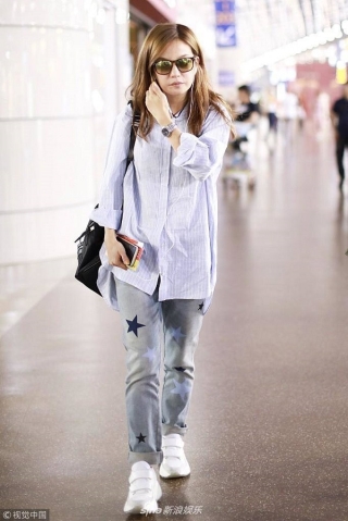 Áo sơ mi rộng thùng thình mix với jeans và giày thể thao là trang phục thường thấy nhất ở nữ diễn viên 44 tuổi