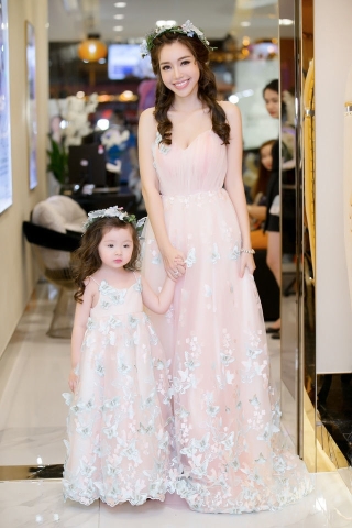 Elly Trần lại thường xuyên cho con gái cưng mặc váy ren, hoa giống mình, trông cả hai chẳng khác những nàng công chúa.