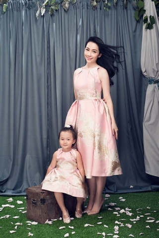 Linh Nga cũng là một trong những mỹ nhân thường diện đồ đôi cùng con gái Linh Linh. Trang phục hai mẹ con hay diện là những thiết kế thanh nhã, sang trọng.