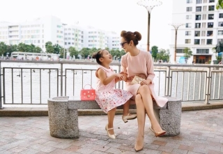 Jennifer Phạm cũng là một mỹ nhân Việt thích thể hiện tình yêu cùng con gái bằng cách diện đồ đôi.