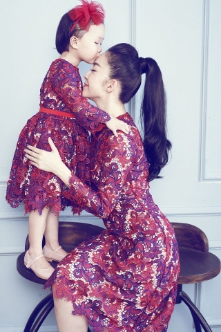 Cùng một loại vải nhưng may ra hai kiểu khác nhau, ôm sát tôn dáng cho mẹ và dáng phồng thoải mái dành cho bé.