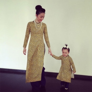 Cùng mặc áo dài, Linh Nga còn làm điệu cho con gái bằng chuỗi hạt trai giống mình.