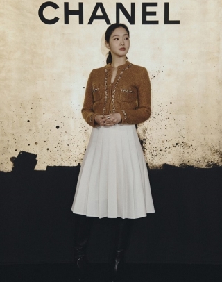 Kim Go Eun thanh lịch với áo cardigan vải cashmere màu nâu trong BST Thu – Đông 2019/20 và chân váy xếp li trắng tại Buổi trình diễn BST Métiers d’Art của Chanel diễn ra ở Seoul vào ngày 28/5 năm ngoái