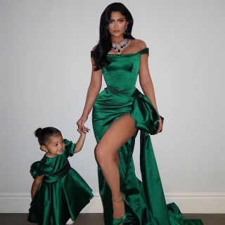 Kylie Jenner và con gái diện váy hiệu xa xỉ được làm riêng từ Ralph & Russo để đón giáng sinh vào cuối năm ngoái. Người đẹp 22 tuổi kết hợp thêm bộ nữ trang ngọc lục bảo đắt giá trên cổ