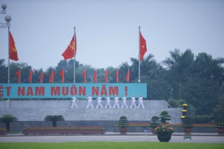  Lá cờ được kéo lên trên đỉnh của cột cờ cao 29m phía trước Lăng Chủ tịch Hồ Chí Minh.