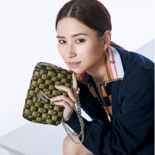 Hãng Louis Vuitton luôn ưu ái cô con gái tỷ phú sòng bạc Macau trong mọi quảng cáo của hãng, thậm chí dòng túi Twist Lock Bag mới nhất của hãng cũng là mời cô về chụp hình riêng một BST túi