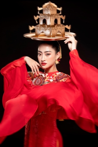 Lương Thùy Linh cũng chọn bộ áo dài màu đỏ truyền thống trong phần thi tài năng múa mâm vàng tại Miss World 2019.