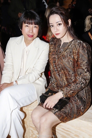 Louis Vuitton nhanh chóng đã mời mỹ nữ Tân Cương về làm gương mặt đai diện cho thương hiệu tại khu vực Trung Quốc. Nữ diễn viên cũng trở thành tâm điểm khi dự show của nhà mốt Louis Vuitton vào hồi tháng 10 năm ngoái