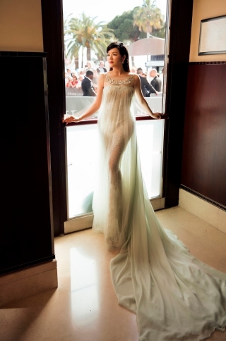 Không những thế những kiểu váy after party của Lý Nhã Kỳ tại LHP Cannes cũng đều rất quyến rũ tôn vinh lên đường cong cơ thể của cô