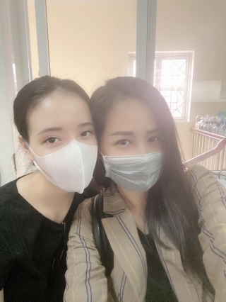 Mai Phương Thúy cùng em gái tại bệnh viện chăm sóc cho mẹ