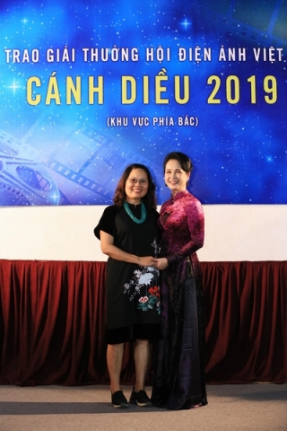 ‘Mẹ chồng’ Lan Hương diện áo dài chục nghìn đô của NTK Đỗ Trịnh Hoài Nam